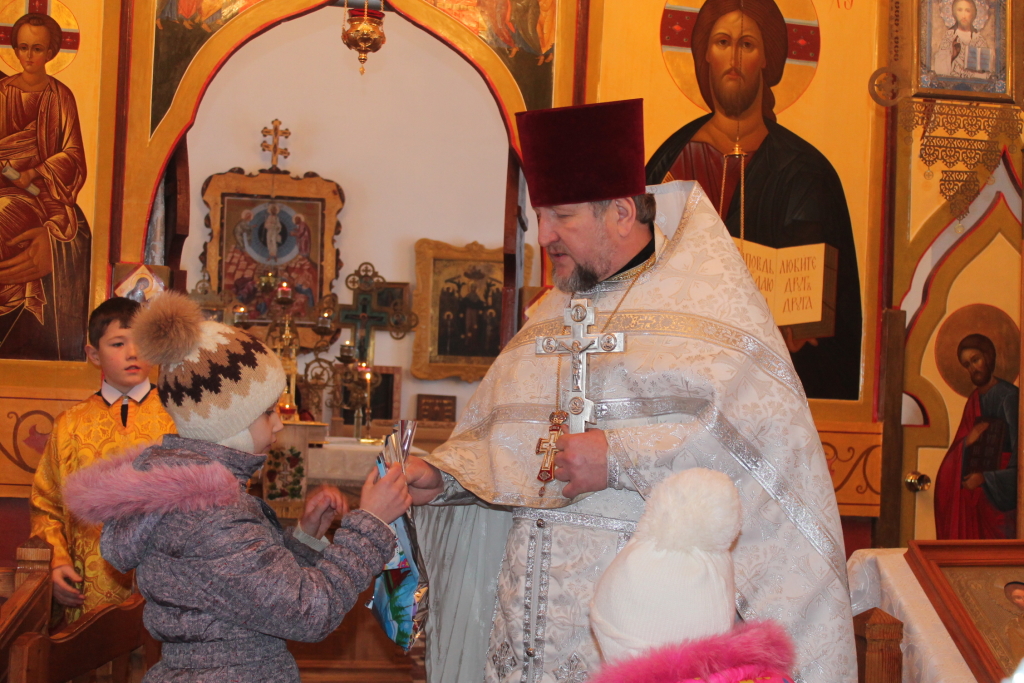 В храме Преображения Господня в Красном совершена Литургия для детей