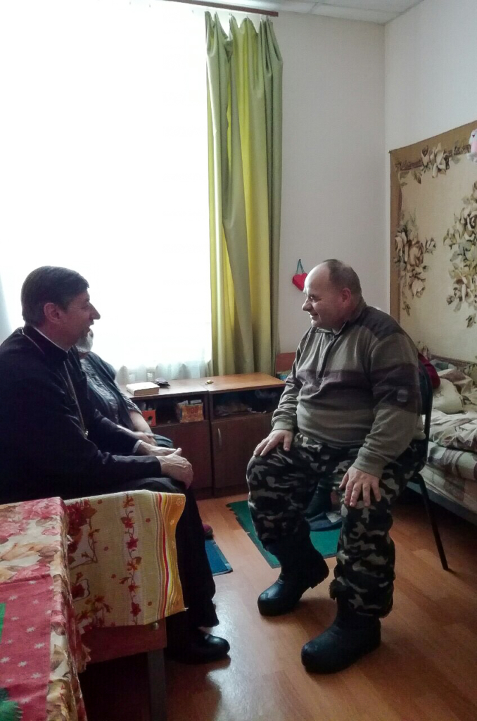 Благочинный Хиславичского округа посетил Студенецкий дом-интернат для престарелых и инвалидов