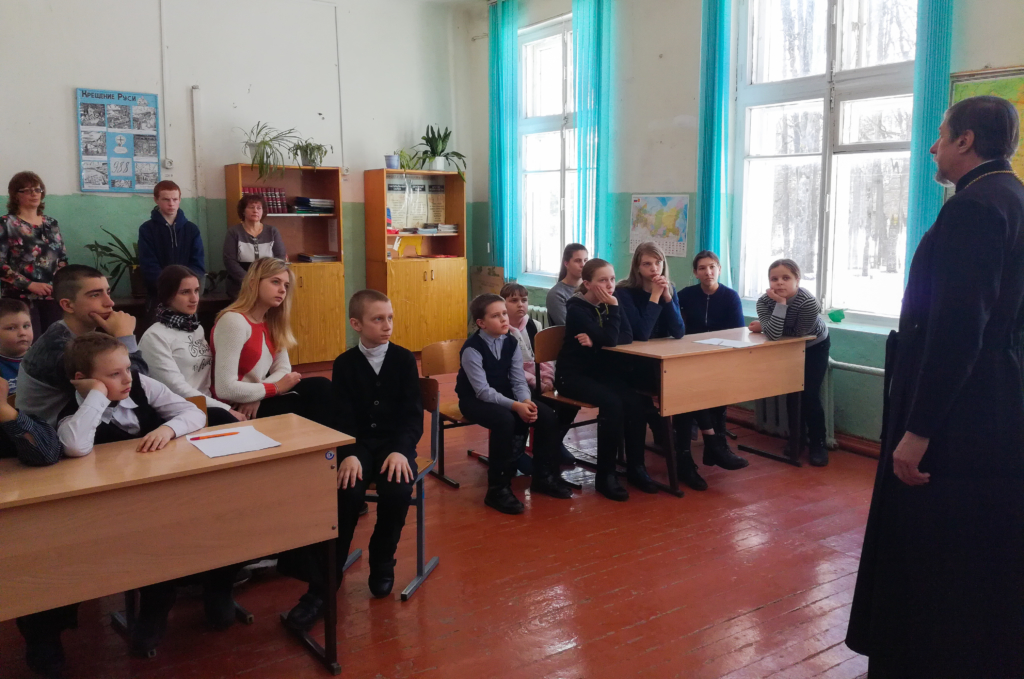 Благочинный округа провел урок словесности в Череповской школе