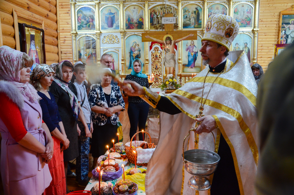 Благочинный Хиславичского округа освятил пасхальные яства