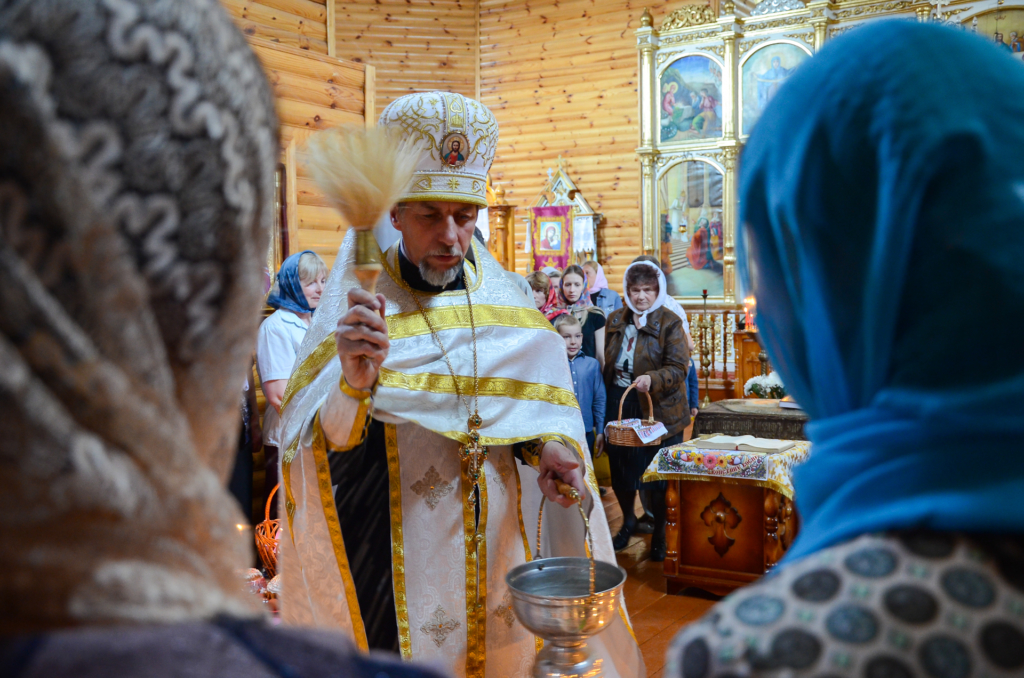 Благочинный Хиславичского округа освятил пасхальные яства