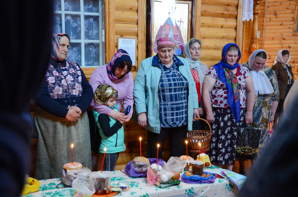 Благочинный Хиславичского округа освятил пасхальные яства