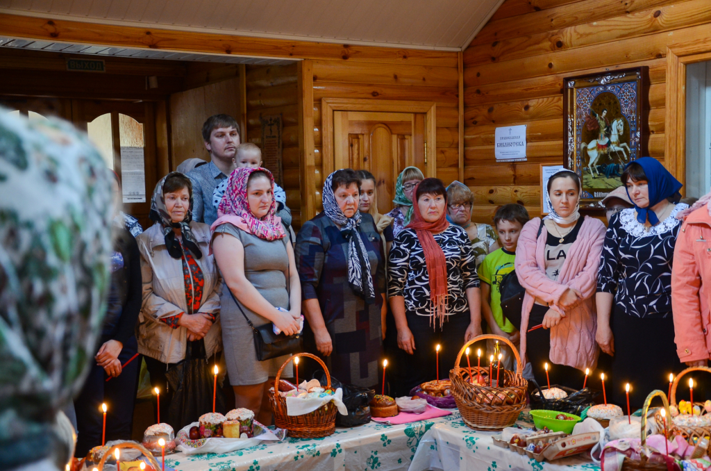 Благочинный Хиславичского округа освятил пасхальные яства