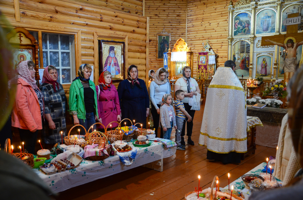 Благочинный Хиславичского округа освятил пасхальные яства