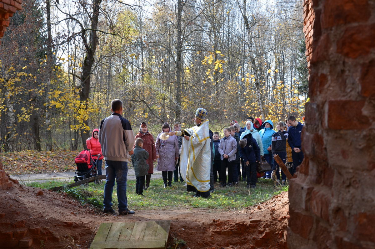 Молебен на руинах храма Покрова Пресвятой Богородицы в Черепово