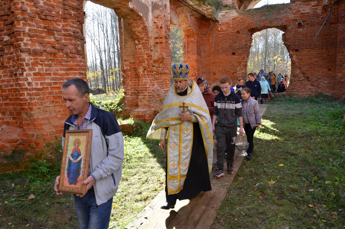 Молебен на руинах храма Покрова Пресвятой Богородицы в Черепово