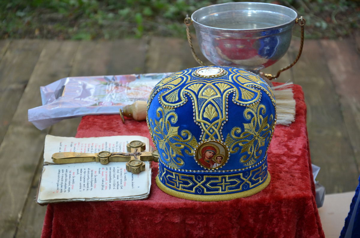 Молебен на руинах храма Покрова Пресвятой Богородицы в Черепово