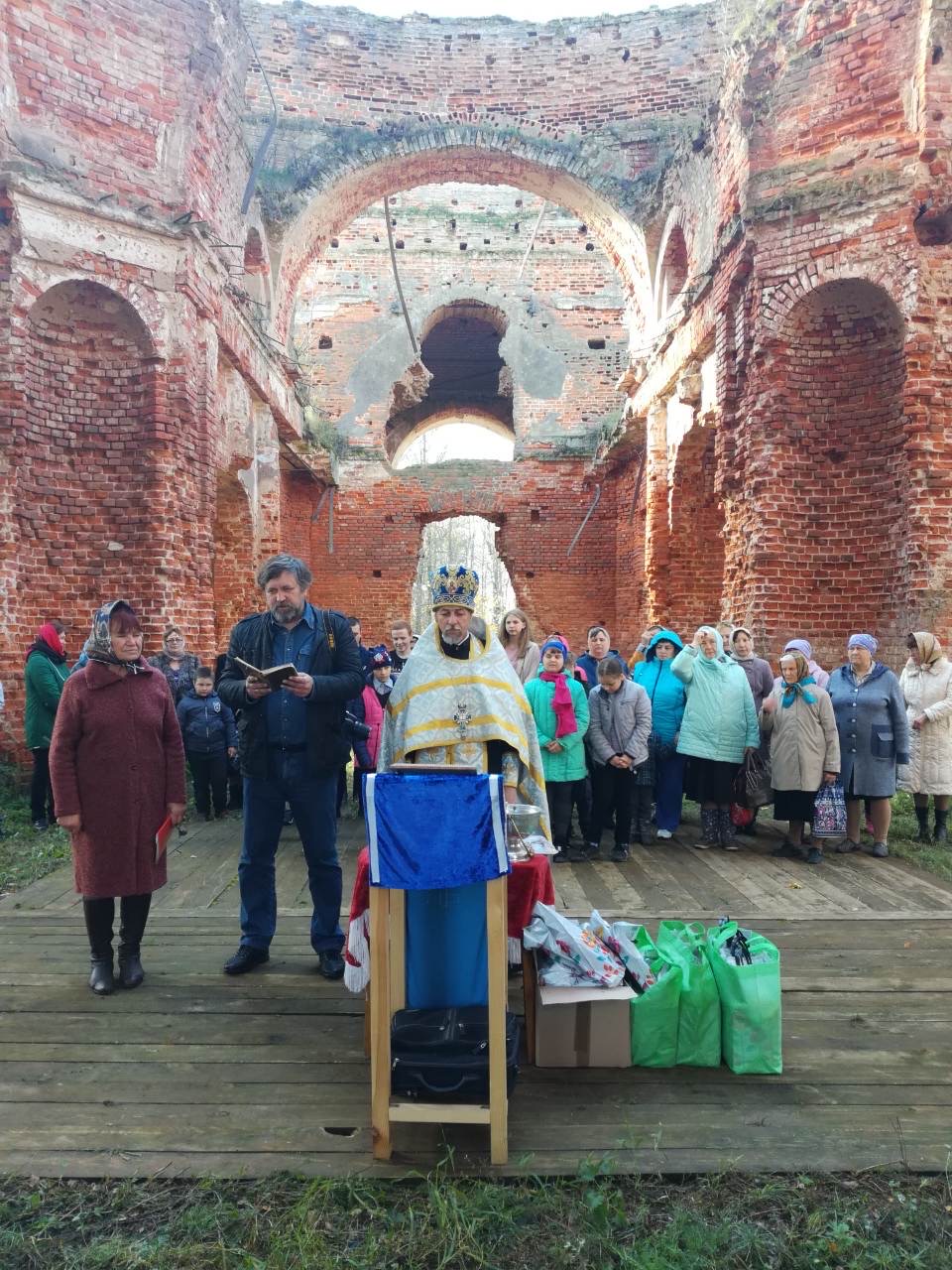 Молебен на руинах храма Покрова Пресвятой Богородицы в Черепово
