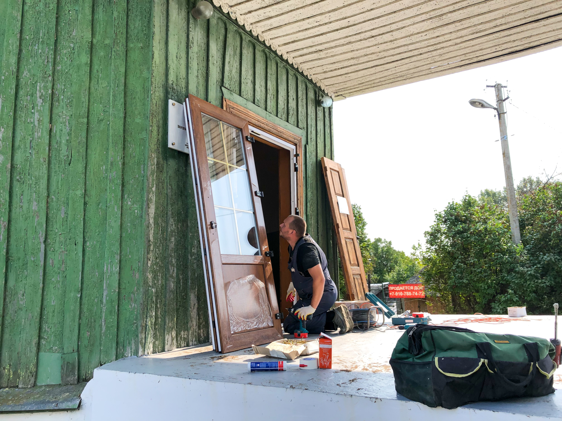 В Борисоглебском храме поселка Хиславичи произведена замена окон